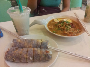 popiah (spring roll), mee siam (Siamese spicy, sweet and sour rice noodles), and barley water